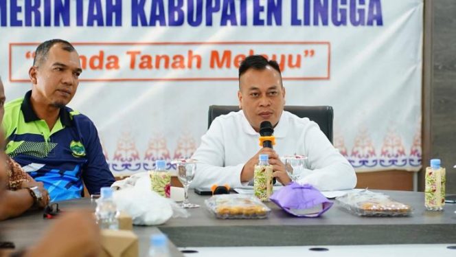 
					Bupati Lingga Muhammad Nizar bersama Wakil Bupati Lingga Novrizal saat menghadiri rapat koordinasi percepatan pengaktifan kembali lahan cetak sawah. (Foto: dok.Diskominfo Lingga)