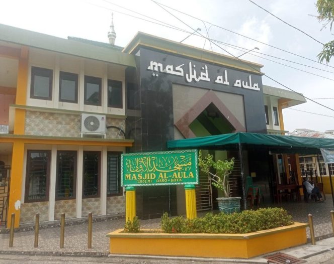 
					Tampak bangunan terkini Masjid Al-Aula di Dabo Singkep, Kabupaten Lingga, Senin (23/2). Masjid yang berdiri sejak 1931 ini merupakan masjid tertua di Pulau Singkep
