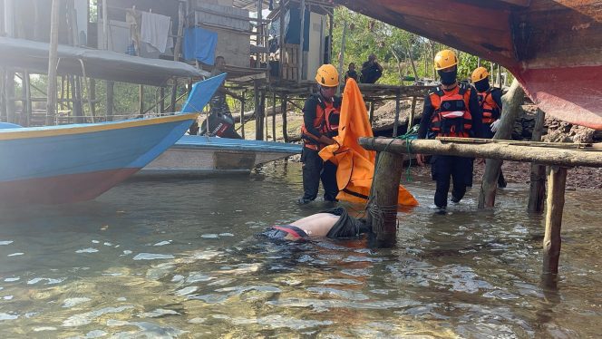 
					Tim SAR gabungan akhirnya menemukan korban dugaan bunuh diri yang melompat dari Jembatan 5 Barelang. Korban diketahui bernama Nusyirwan (35), warga Kapling Permata Hijau RT 001 RW 002, Tebing, Kabupaten Karimun.