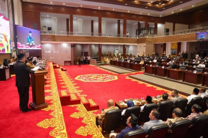 
					Gubernur Kepulauan Riau Ansar Ahmad menyampaikan Nota Pengantar Laporan Keterangan Pertanggungjawaban (LKPJ) Tahun Anggaran 2025 dalam rapat paripurna DPRD Provinsi Kepri, Senin, (30/3/2026)/f- diskom- kepri