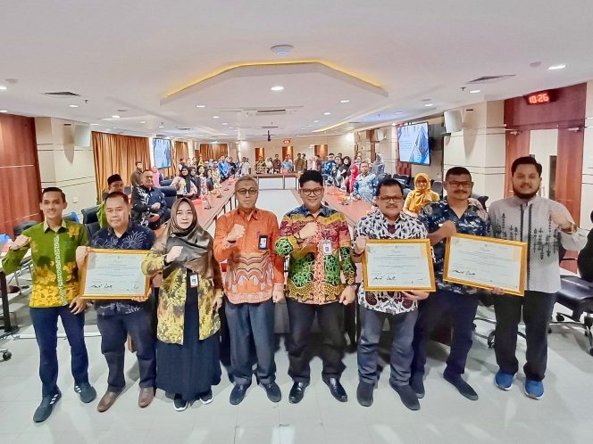 
					Kadiskominfo Batam, Rudi Panjaitan bersama sejumlah pejabat usai rapat pembinaan statistik sektoral sekaligus pencanangan Kelurahan Cantik Tahun 2026 di Kantor Wali Kota Batam, Kamis (9/4/2026).