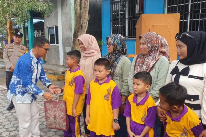 
					Bupati Karimun, Iskandarsyah, membagikan seragam sekolah gratis pengadaan tahun 2025 lalu