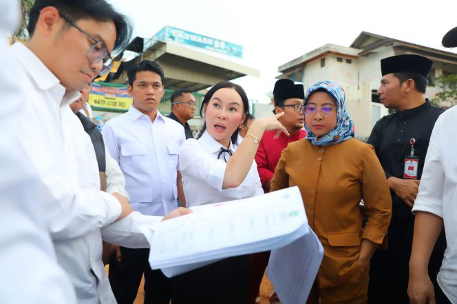 
					Wakil Wali Kota Batam, Li Claudia Chandra, meninjau titik pembangunan ZoSS depan SDN 001 Batam Kota, Senin (13/4/2026).
