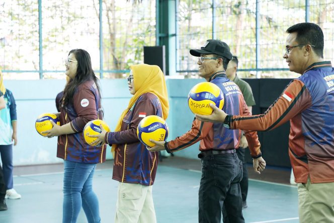 
					Wali Kota Batam, Amsakar Achmad, bersama Ketua TP-PKK Kota Batam, Erlita Amsakar, menyervis bola saat membuka kejuaraan bola voli di GOR Raja Djakfar, Sekupang, Selasa (14/4/2026).