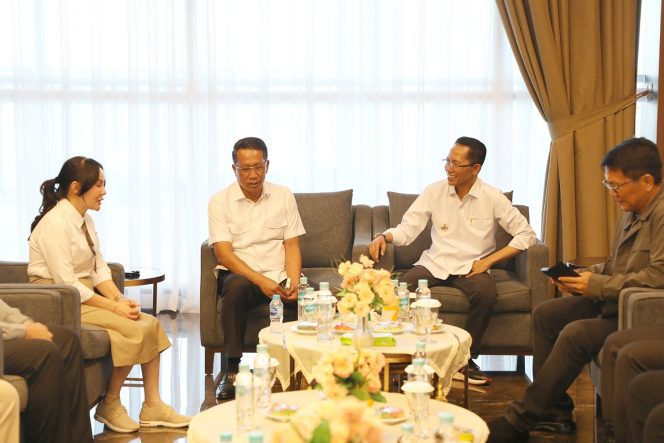 
					Wali Kota Batam, Amsakar Achmad, bersama Wakil Wali Kota Batam, Li Claudia Chandra, berbincang dengan Menkum RI, Supratman Andi Agtas, di Kota Batam, Selasa (14/4/2026).