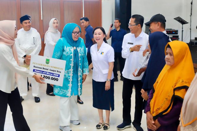 
					Wali Kota Batam Amsakar Achmad, bersama Wakil Wali Kota Batam, Li Claudia Chandra, dan Ketua TP-PKK Batam, Erlita Amsakar, menyerahkan bansos lansia dan insentif kader posyandu di Gedung Serbaguna SP, Sagulung, Rabu (15/4/2026).