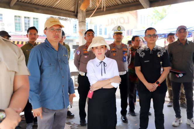 
					Wakil Wali Kota Batam, Li Claudia Chandra, bersama sejumlah pejabat meninjau titik U-Turn di Simpang Kuda, Seipanas, Batamkota, Kamis (30/4/2026).