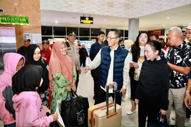 
					Wali Kota Batam, Amsakar Achmad, bersama Wakil Wali Kota Batam, Li Claudia Chandra, meninjau arus mudik, belum lama ini.