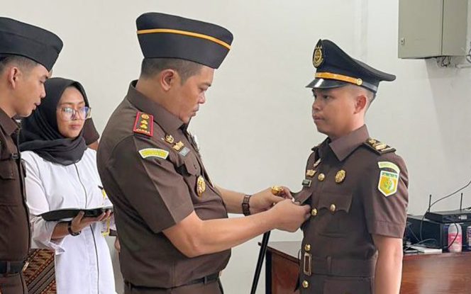 
					Anambas-Kepala Kejari Kepulauan Anambas, Sigit Sugiarto melantik Adjudian Syafitra sebagai Kasi Intel, di Aula Gedung Kejari Kepulauan Anambas yang berlokasi di Pasir Peti, Tarempa, Selasa 21 April 2026. (Foto: Dok Kejari Kepulauan Anambas)