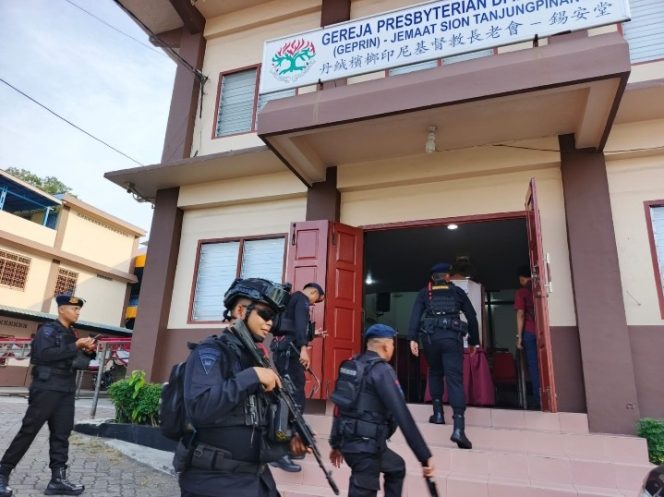 
					Polsek Tanjungpinang Barat Pastikan Keamanan Ibadah Kamis Putih Melalui Sterilisasi Gereja