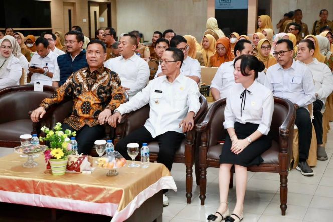 
					Wali Kota dan Wakil Wali Kota Batam, Amsakar Achmad dan Li Claudia Chandra, menghadiri Rakor Pencegahan Korupsi bersama KPK RI di Kantor Wali Kota Batam, Selasa (7/4/2026).