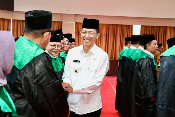 
					Usai melantik, Wali Kota Batam, Amsakar Achmad, menyalami dewan hakim MTQH XXXIV tingkat Kota Batam di Kantor Wali Kota Batam, Selasa (7/4/2026).