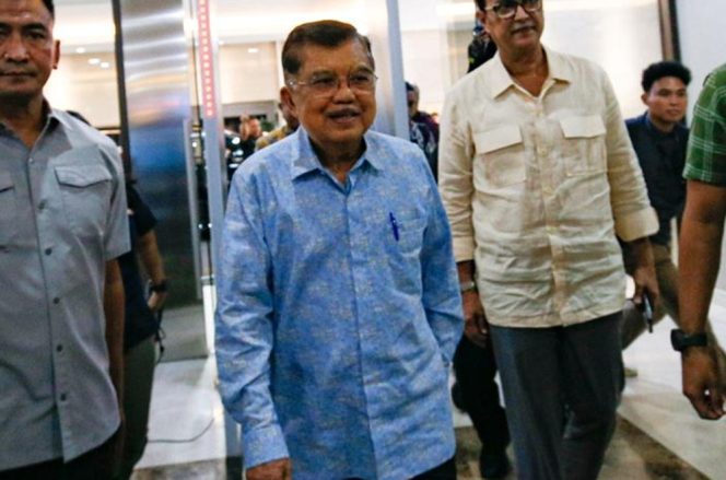 
					Wakil Presiden RI ke-10 dan ke-12 RI Jusuf Kalla (JK) meminta Presiden ke-7 Jokowi segera menunjukkan ijazah aslinya.