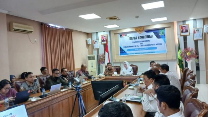 
					Direktur Koordinasi dan Supervisi KPK dan Bipati Cen menggelar Diskusi Pemberantasan Korupsi dengan pejabat Natuna.