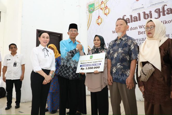 
					Wali Kota Batam, Amsakar Achmad, bersama Wakil Wali Kota Batam, Li Claudia Chandra, menyerahkan bantuan untuk lansia di Belakangpadang, Rabu (8/4/2026).