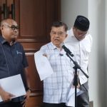 Wakil Presiden Ke-10 dan Ke-12 Jusuf Kalla saat konferensi pers di kediamannya, Jakarta, Minggu (5/4/2026).