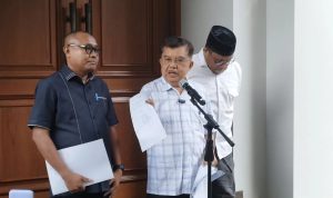 Wakil Presiden Ke-10 dan Ke-12 Jusuf Kalla saat konferensi pers di kediamannya, Jakarta, Minggu (5/4/2026).