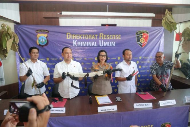 
					Batam Heboh! 300 Pohon Jati Emas Ditebas, Pelaku Diamankan di Hutan Duriangkang