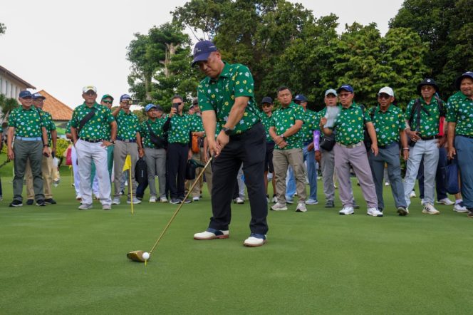 
					Wakil Gubernur Kepulauan Riau, Nyanyang Haris Pratamura, melakukan pukulan pertama (tee off) penanda dibukanya Batam–Bintan Golf Tournament 2026 yang digelar di Ria Bintan Golf Club, Rabu (6/5/2026).