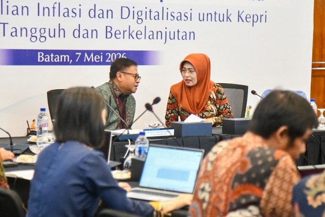 
					Sekretaris Daerah Provinsi Kepulauan Riau, Misni berdialog dengan Kepala Perwakilan Bank Indonesia Provinsi Kepri Rony Widijarto Purubaskoro dalam kegiatan High Level Meeting TPID dan TP2DD Provinsi Kepulauan Riau Tahun 2026 yang digelar di Aula Bank Indonesia Batam Center, Kamis (7/5/2026). 