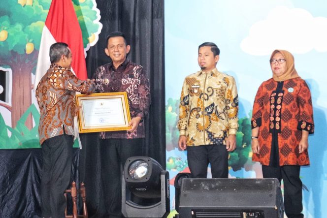 
					Gubernur Kepulauan Riau, Ansar Ahmad menerima penghargan Revitalisasi Bahasa Daerah Tahun 2026 digelar Kementrian Dikdasmen RI di Gedung Garuda Pusat Pelatihan SDM Kemendikdasmen, Kota Depok, Senin (25/5/2026). 