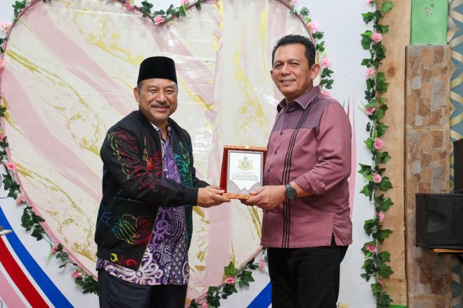 
					Gubernur Kepulauan Riau, Ansar Ahmad menyerahkan cendera mata kepada Menteri Besar Kelantan, Malaysia, Yang Amat Berhormat (YAB) Dato’ Panglima Perang Ustaz Dato’ Haji Mohd Nassuruddin bin Haji Daud di Pulau Penyengat, Kamis (7/5/2026