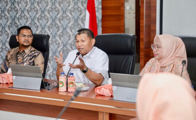 
					Sekda Kota Batam, Firmansyah, membuka rapat kerja DWP Kota Batam di Kantor Wali Kota Batam, Rabu (6/5/2026).