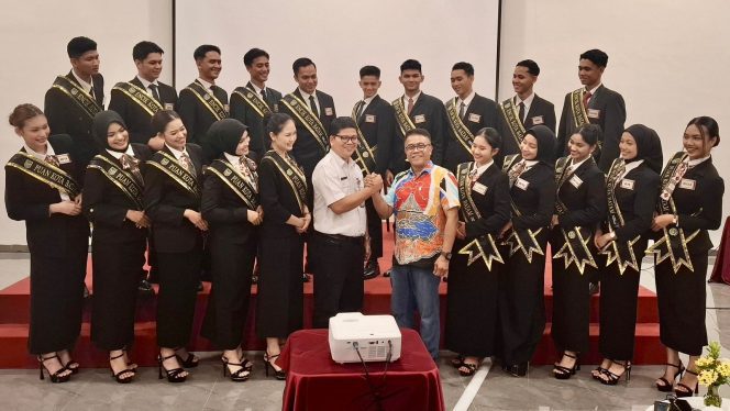 
					Kepala Diskominfo Batam, Rudi Panjaitan, bersama Kepala Disbudpar Batam, Ardiwinata, dan 20 Finalis Duta Wisata Batam 2026.