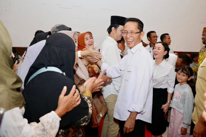 
					Wali Kota Batam, Amsakar Achmad, bersama Wakil Wali Kota Batam, Li Claudia Chandra, menghadiri silaturahmi bersama tokoh masyarakat di Golden Prawn 933 Bengkong, Rabu (6/5/2026) malam.