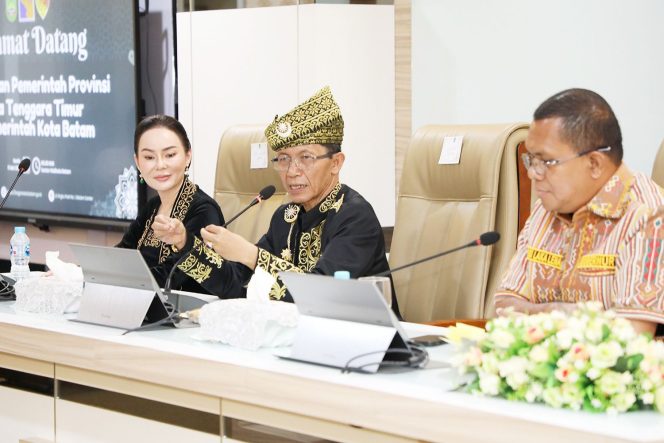 
					Wali Kota dan Wakil Wali Kota Batam, Amsakar Achmad dan Li Claudia Chandra, menerima kunjungan Gubernur NTT, Emanuel Melkiades Laka Lena, di Kantor Wali Kota Batam, Senin (11/5/2026).