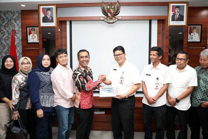 
					Kepala Diskominfo Batam, Rudi Panjaitan dan jajaran, bersama rombongan DPRD Wonogiri usai pertemuan di Kantor Wali Kota Batam, Selasa (12/5/2026). 