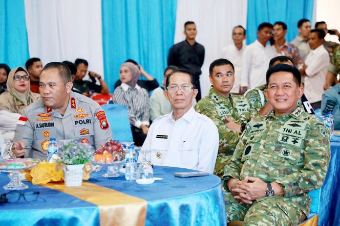 
					Wali Kota Batam, Amsakar Achmad, bersama Kapolda Kepri, Irjen Asep Safrudin, dan Komandan Kodaeral IV Laksamana Muda TNI Berkat Widjanarko, saat menghadiri peresmian operasional 1.061 KDKMP secara daring, Sabtu (16/5/2026). 