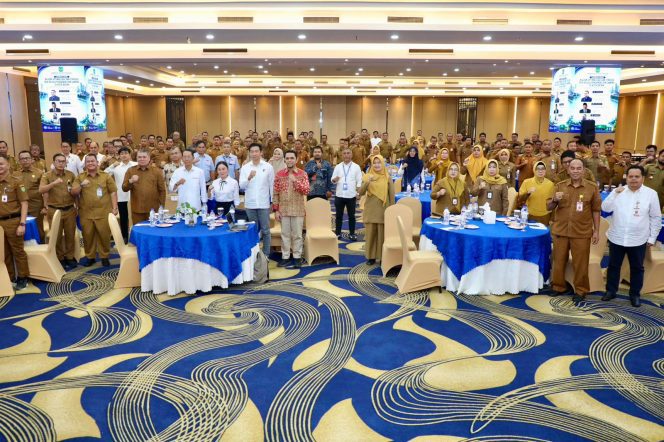 
					Wali Kota dan Wakil Wali Kota Batam, Amsakar Achmad dan Li Claudia Chandra, menghadiri Penyampaian Laporan Akhir Kajian Optimalisasi dan Strategi Tata Kelola Pengangkutan Sampah Kota Batam di Grand Ballroom AP Premiere, Batuampar, Senin (18/5/2026). 