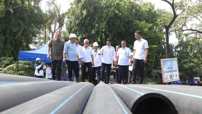 
					Amsakar Achmad Tinjau Pengerjaan Pemasangan Jaringan Pipa Distribusi Air Minum