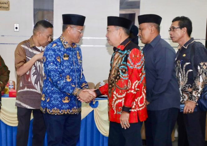 
					Sekda Batam, Firmansyah, menerima kunjungan kerja rombongan DPRD Kabupaten Tanjung Jabung Barat di Kantor Wali Kota Batam, Rabu (20/5/2026). 