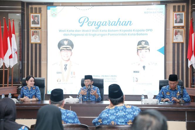 
					Wali Kota dan Wakil Wali Kota Batam, Amsakar Achmad dan Li Claudia Chandra, serta Sekda Batam, Firmansyah, memberi arahan kepada ASN Pemko Batam di Kantor Wali Kota Batam, Rabu (20/5/2026). 