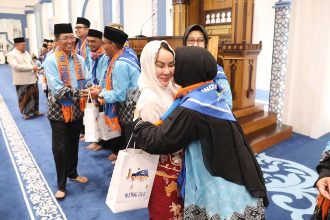 
					Wali Kota dan Wakil Wali Kota Batam, Amsakar Achmad dan Li Claudia Chandra, menyalami Jemaah Calon Haji Batam saat pelepasan keberangkatan di Masjid Agung Raja Hamidah Batamcentre, Rabu (20/5/2026) malam. 