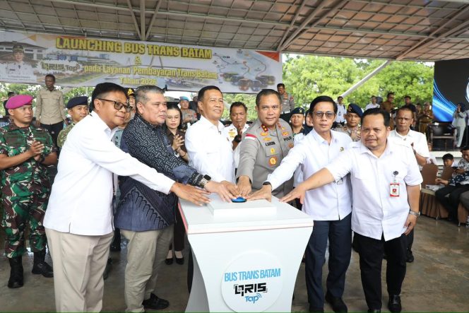 
					Dirjen Perhubungan Darat Kementerian Perhubungan RI, Irjen Pol (Purn) Aan Suhanan, bersama Forkopimda Kepri dan Batam meluncurkan Armada Trans Batam di Dataran Engku Putri Batamcentre, Selasa (26/5/2026). 