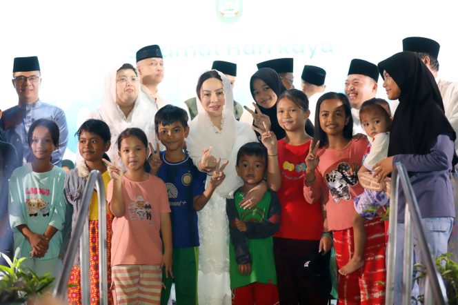 
					Sejumlah anak-anak berfoto bersama Plh Wali Kota Batam, Li Claudia Chandra, usai melepas peserta Pawai Takbir Iduladha di Jalan Engku Putri, Batamcentre, Selasa (26/5/2026) malam. 