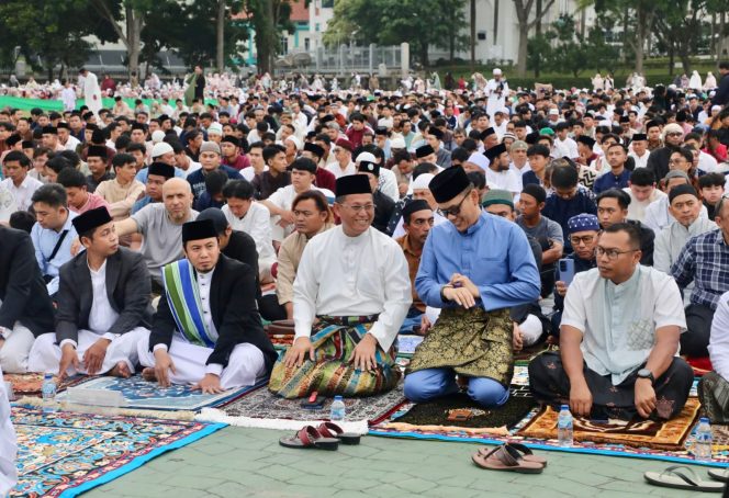 
					Sekda Batam, Firmansyah, bersama ribuan jemaah menggelar salat Iduladha di Dataran Engku Putri, Batamcentre, Rabu (27/5/2026). 