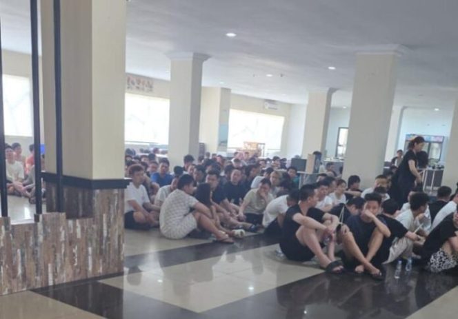 
					Petugas gabungan Imigrasi dan Kepolisian melakukan penggerebekan di Apartemen Baloi View, Batam, terkait dugaan aktivitas kejahatan siber yang melibatkan WNA. (Foto/Ist)