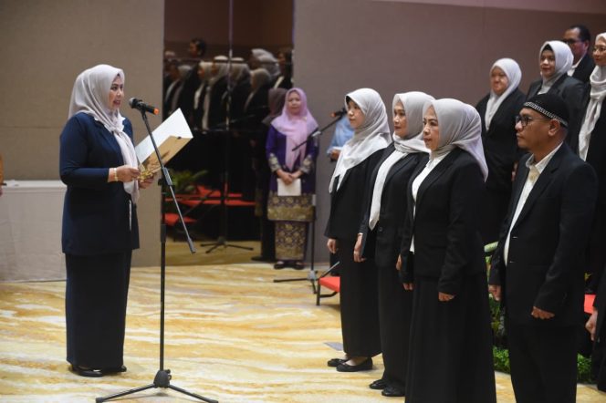 
					Ketua TP PKK Provinsi Kepulauan Riau sekaligus Ketua Yayasan Kanker Indonesia (YKI) Provinsi Kepulauan Riau, Dewi Kumalasari Ansar mengukuhkan Pengurus Yayasan Kanker Indonesia Kota Batam periode 2026-2031 di Wyndham Panbil, Sabtu (16/5/2026).