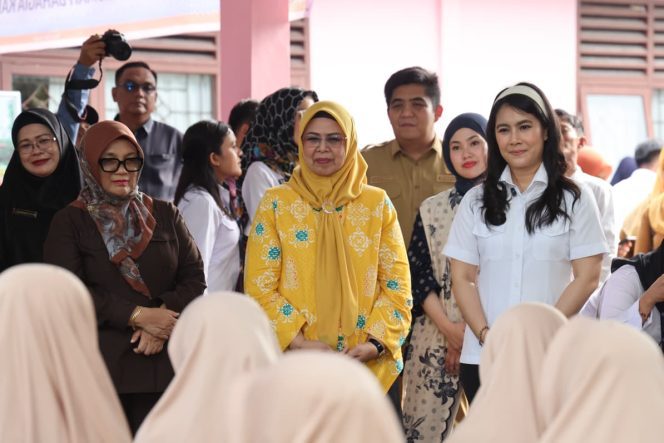 
					Wamendukbangga/BKKBN RI Ratu Ayu Isyana Bagoes Oka (kanan) didampingi Ketua TP-PKK Provinsi Kepulauan Riau Dewi Kumalasari Ansar dan Bupati Bintan Roby Kurniawan saat mengunjungi Rumah Bahagia Bintan di Kabupaten Bintan, Senin (25/5/2026). 