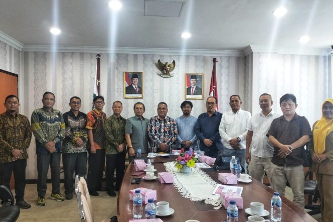 
					oto bersama Komisi I DPRD Kepulauan Riau bersama Komisioner Komisi Informasi Provinsi Kepri usai melaksanakan audiensi di Ruang Rapat Graha Kepri, Batam, Selasa (12/5/2026). (Sekretariat KI Kepri)