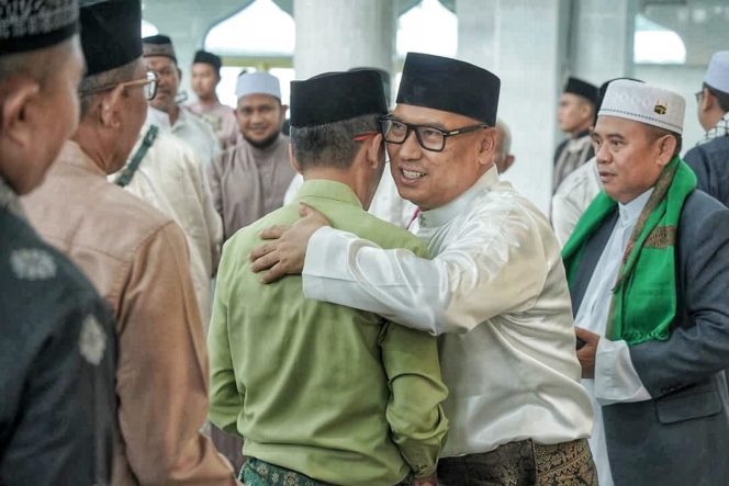 
					Wakil Gubernur Kepri, Nyanyang Haris Pratamura bersilaturahmi bersama warga usai melaksanakan Salat Iduladha 1447 H masyarakat Kabupaten Lingga di Masjid Besar Azzulfa, Jalan Kartini, Dabo Lama, Kecamatan Singkep, Rabu (27/5/2026). 