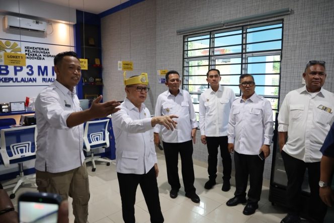 
					Menteri Pelindungan Pekerja Migran Indonesia (P2MI), Mukhtarudin (Bertanjak), didampingi Gubernur Kepri Ansar Ahmad dan Wagub Nyanyang Haris Pratamura meninjau Kantor Balai Pelayanan Pelindungan Pekerja Migran Indonesia (BP3MI) Kepulauan Riau di Tanjungpinang, Senin (8/6/2026). 