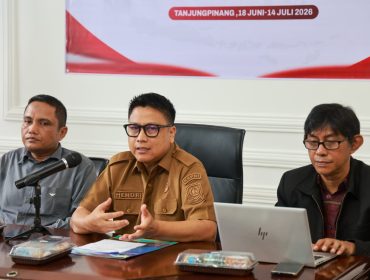 Kepala Diskominfo Keperi, Hendri Kurniadi (tengah) memberikan arahan pada pembukaan Bimtek Pengisian Self-Assessment Questionnaire (SAQ) Monitoring dan Evaluasi (Monev) Keterbukaan Informasi Publik Tahun 2026 di Collaboration Room Diskominfo Kepri, Dompak, Tanjungpinang, Selasa (23/6/2026). 