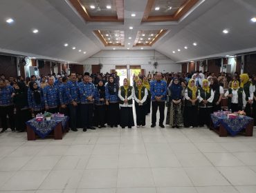 Ketua BKOW Kepri Nenny Dwiyana Nyanyang(tengah) didampingi pejabat Dinas Pendidikan dan BNN Provinsi Kepri berfoto bersama para siswa dalam kegiatan BKOW Kepri Goes to School di SMKN 1 Batam, Rabu (17/6/2026). 