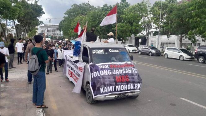 
					Massa dari Aliansi Relawan Pekerja Dapur Makan Bergizi Gratis Kota Batam menggelar aksi damai di depan Gedung DPRD Kota Batam, sabtu 20 Juni 2026 