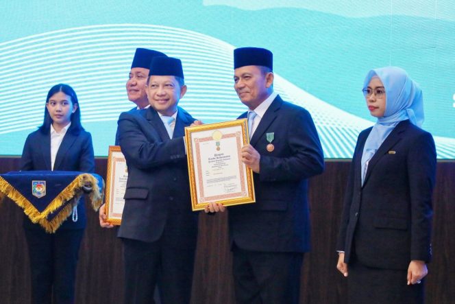 
					Gubernur Kepri Ansar Ahmad menerima piagam tanda kehormatan Satyalancana Wira Karya Bidang Pemerintahan dalam Pengelolaan, Pengembangan, dan Pembangunan Kelautan dan Perikanan Tahun 2025 dari Mendagri Muhammad Tito Karnavian di Jakarta, Senin (1/6/2026). (Humas Mendagri)